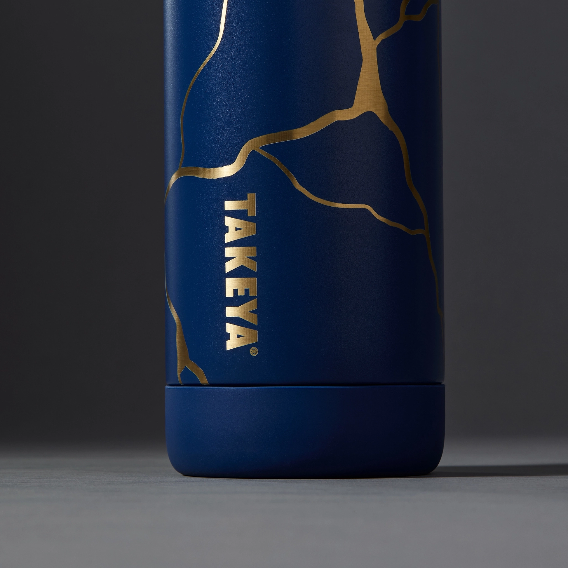 kintsugi-water-bottle-with-spout-lid-v9 51390-TK_HO25_Kintsugi_Takeya9241_Crop.png